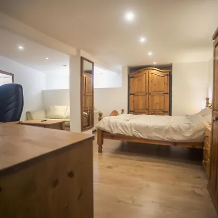 Beautiful 1-bed Basement Flat In Leeds Leeds (West Yorkshire)