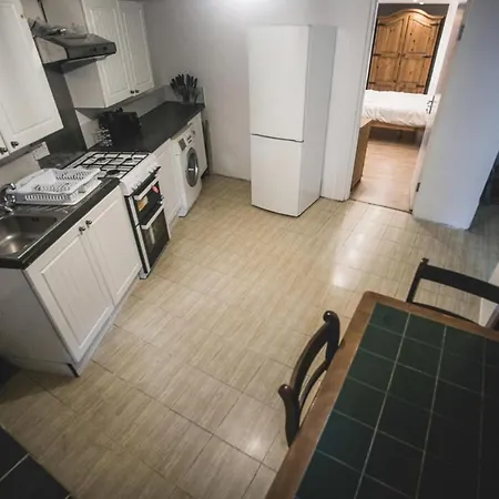 Beautiful 1-bed Basement Flat In Leeds