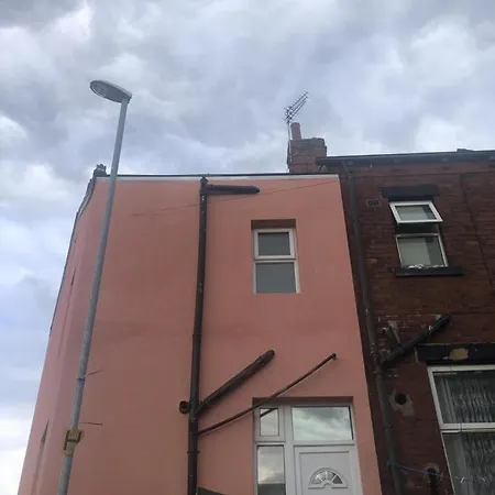 Beautiful 1-bed Basement Flat In Leeds *