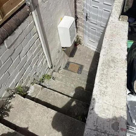 Beautiful 1-bed Basement Flat In Leeds